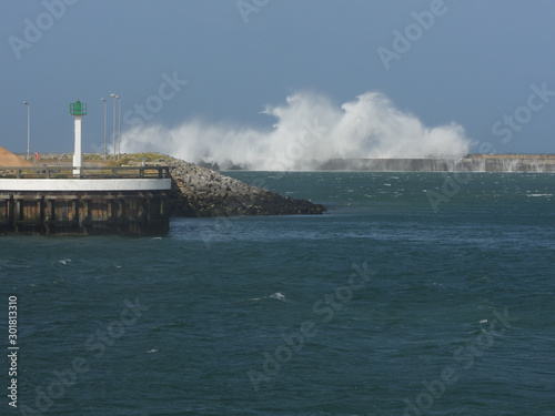 Fotomural tempête vague qui s'écrase sur une digue