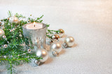 Fototapeta  - Srebrne bożonarodzeniowe tło ze świecą, bombkami i gałązkami jałowca