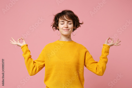 Fotografía Young brunette woman girl in yellow sweater posing isolated on pastel pink background