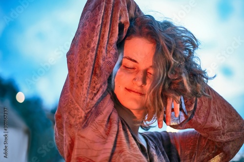 Fotografía Young woman dancing outdoors on a summer evening at dusk