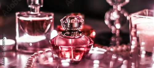 Cuadros en Lienzo Perfume bottle and vintage fragrance on glamour vanity table at night, pearls je