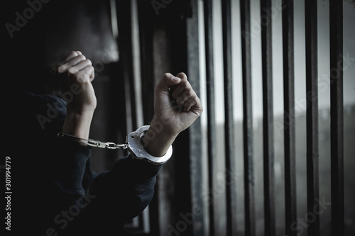 Fotografía The slave girl was handcuffed and kept in a cage