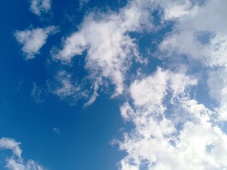 beautiful bleu sky with white clouds