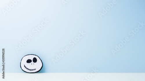 Fotomural jack skellington face flat, blue background,copy space.