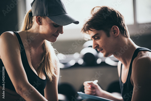 Fotomural Fitness couple - woman and man in sport gym