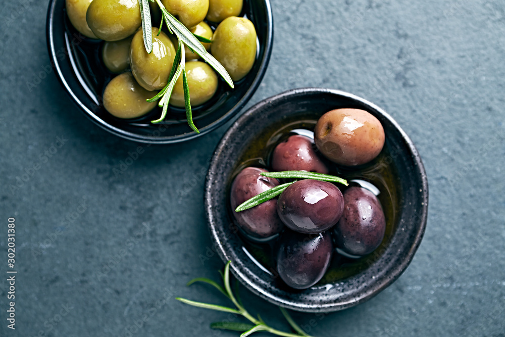 Obraz na płótnie Whole green and black olives in olive oil. Flat lay. Copy space. Mediterranean cuisine w salonie