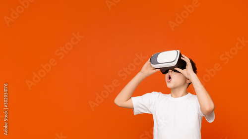 Cuadros en Lienzo Amazed teen boy experiencing virtual reality in headset