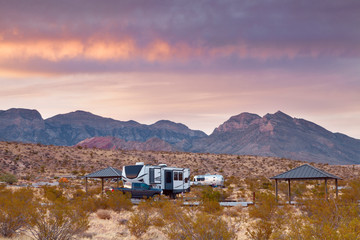 Wall Mural - Abendstimmung mit Wolken am Red Rock Canyon Campground, Red Rock Canyon National Conservation Area, Campen, NV, USA