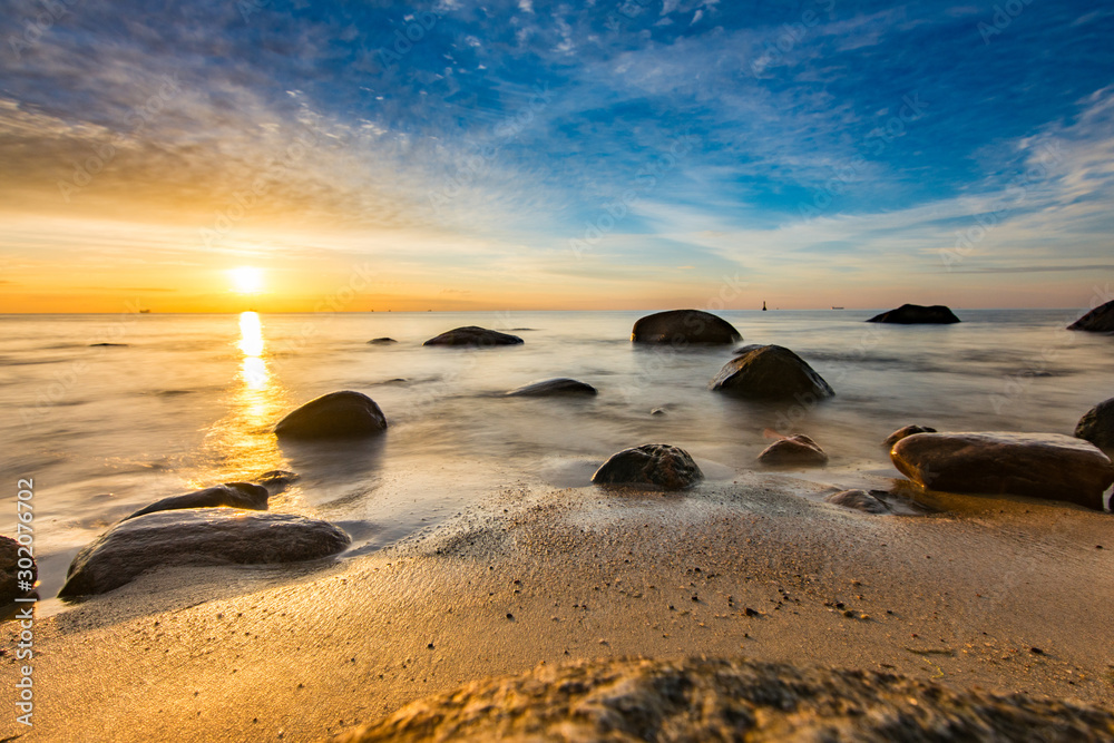 Wschód słońca na plaży w Gdyni, Morze Bałtyckie, Polska - obrazy, fototapety, plakaty 