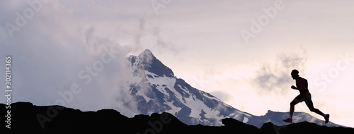 Cuadros en Lienzo Running man athlete trail running in mountain summit background
