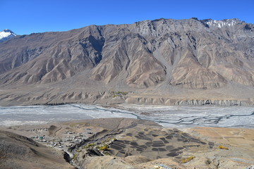 インドのヒマラヤ山岳地帯　スピティ谷のキーゴンパ　要塞のような寺院と僧院　美しい渓谷と青空