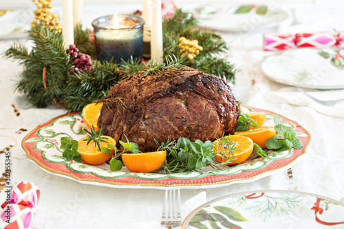 Fotografía Holiday Christmas prime rib beef roast on the table