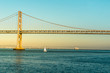 Bay Bridge im Sonnenuntergang mit Segelboot, San Francisco
