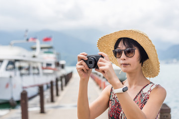 Poster - woman with hat take a pictures