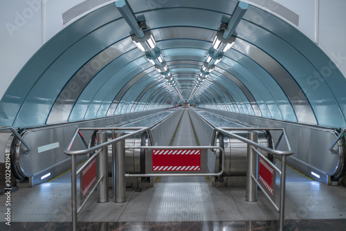 Fototapeta Metro  futurystyczny-dostep-do-metra-w-petersburgu-na-wyspe-wasiljewska
