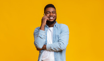 Poster - Cheerful african guy talking on mobile phone and smiling