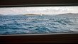 Das Mittelmeer mit Segelyacht und kroatische Küste durch ein Fenster unter Deck gesehen