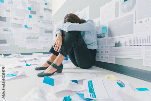 Cuadros en Lienzo Desperate businesswoman and business failure
