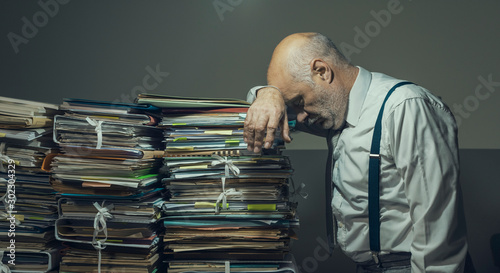 Fotografía Stressed business executive overloaded with paperwork