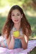 © PPP - Jolie jeune femme mangeant une pomme verte