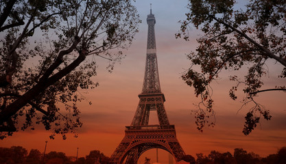 Wall Mural - Sunset scene in the Autumn season of Eiffel tower, Paris. France