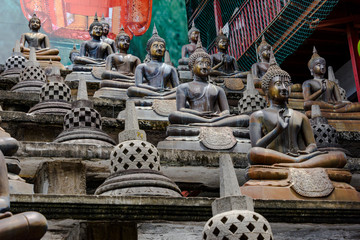 Wall Mural - Lines of Bhudda statues at the  Gangaramaya Temple