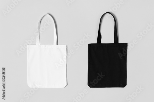 Fotomural White and black tote bags mockup on a grey background.