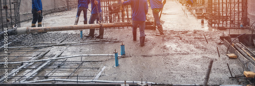 Cuadros en Lienzo Construction site workers floor laying concrete mixer