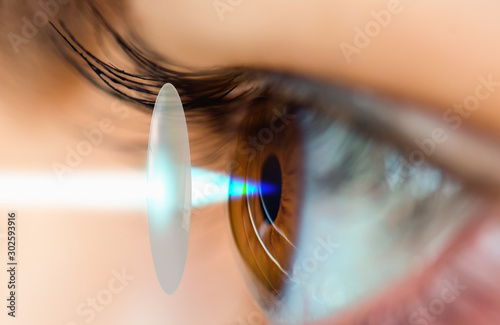 Fotomural Young girl having eye test eye test machine
