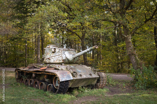 Cuadros en Lienzo Abandoned Nato tank decaying in a forest in Germany