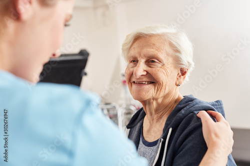 Cuadros en Lienzo Therapeutin motiviert Seniorin als Patient