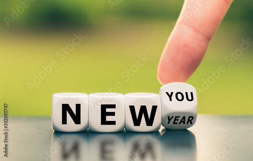 Fotografía Hand turns a dice and changes the expression new year to new you