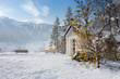 Winter und Herbst bei einer Gedenkstätte im Zillertal in Tirol