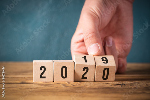 Fotografía hand flipping cubes with year 2019 to 2020