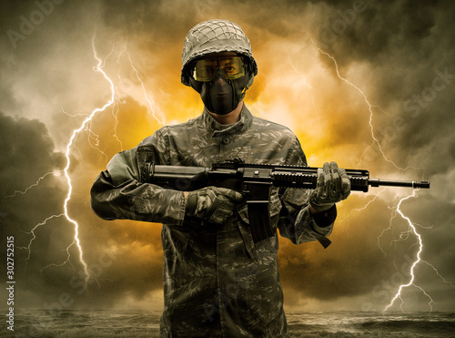 Plakaty wojskowe  uzbrojony-zolnierz-stojacy-w-deszczowej-niepogodzie