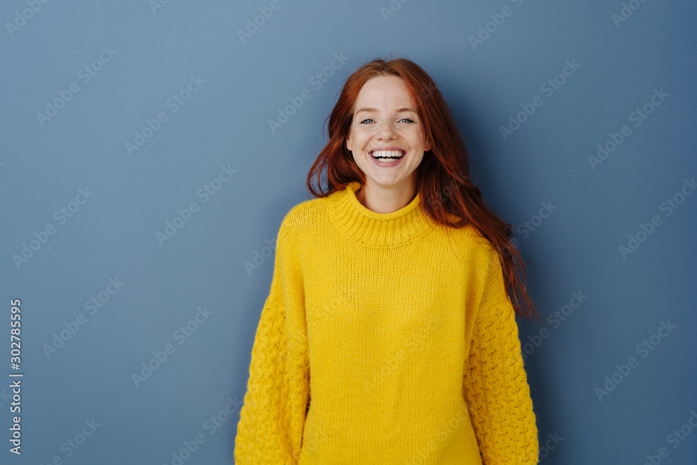 Joyful young redhead woman laughing at camera - obrazy, fototapety, plakaty 