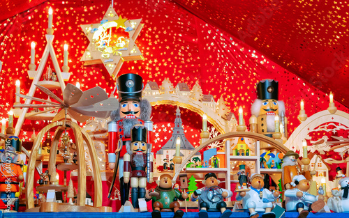Cuadros en Lienzo Nutcrackers at Christmas Market at Gendarmenmarkt in Winter Berlin, Germany