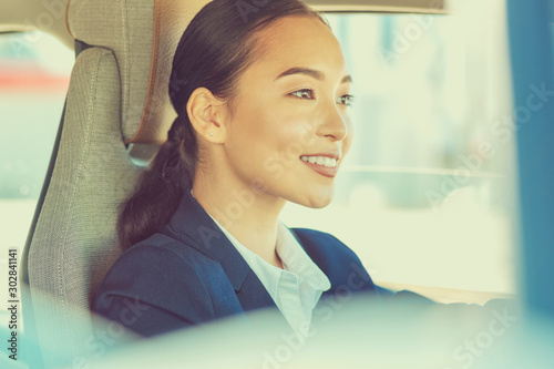 Fotomural Portrait of charming female that driving her car