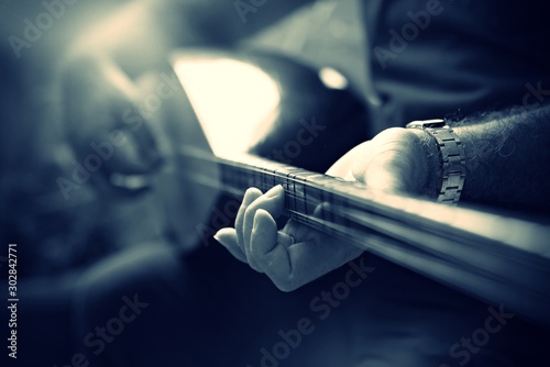 Fototapeta na szkło Saz i ręka, turecki instrument muzyczny