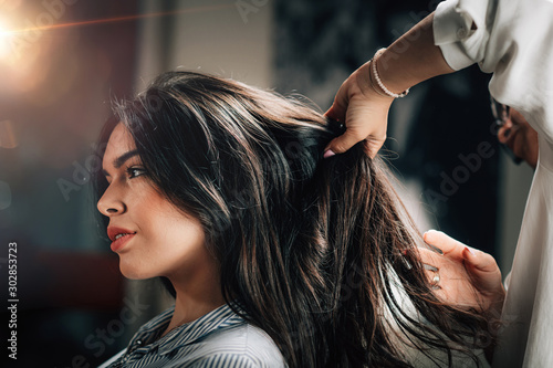 Cuadros en Lienzo Hairstylist Fixing Woman’s Hair
