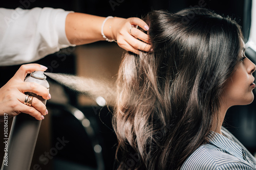 Cuadros en Lienzo Hairstylist Spraying Woman’s Hair