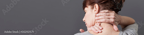 Fotografía neck and shoulder gestures for releasing tension