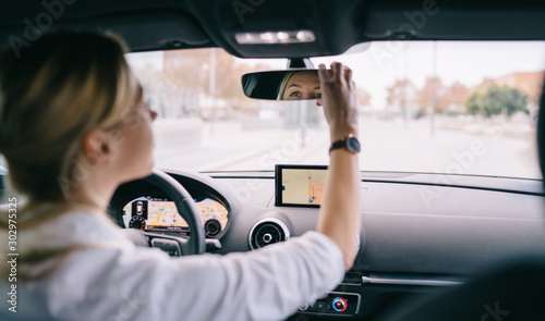 Cuadros en Lienzo Woman driver adjusting the rear view mirror