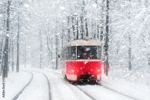 Dekoracja na wymiar  retro-tramwaj-w-snieznym-lesie-niesamowite-zimowe-tlo