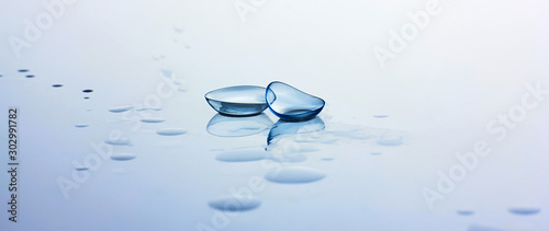 Fotografía Contact lenses and water drops on light blue background