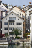 Fototapeta Uliczki - Schipfe an der Limmat in der Altstadt von Zürich, Giebeldächer mit Schornsteinen, enge Gassen, Spiegelungen im Fluss, Hochformat