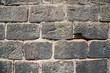 Altes Mauerwerk: dunkle verwitterte Sandsteine unregelmäßig verlegt