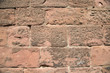Altes Mauerwerk: Alte rote Sandsteine unregelmäßig verlegt