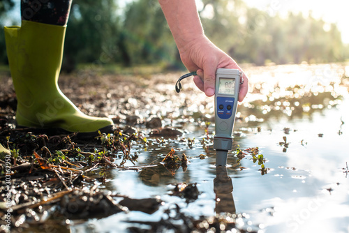 Fotomural Measure water content with digital device. PH meter.