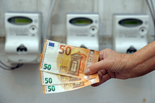 Aumento Del Costo Della Bolletta Del Gas E Dell'energia Elettrica - Soldi Euro Banconote Da 50 E Contatore Di Luce E Gas 